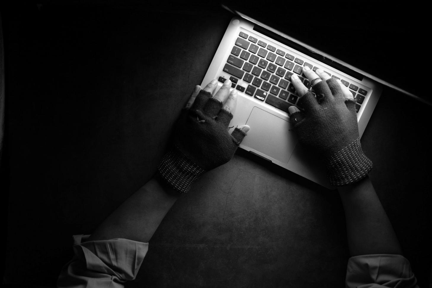 Representante de atención al cliente ayudando con consultas de jugadores